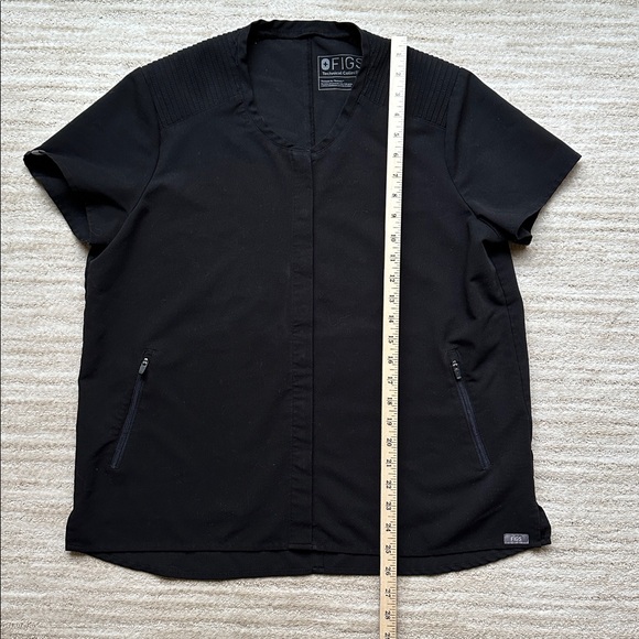FIGS Technical Collection Yola Scrub Top Stretch Zip Pockets Nurse Black Medium - Picture 9 of 11